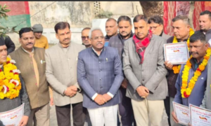 Read more about the article पंचपुरी ऑटो रिक्शा विक्रम एसो. ललतारौ पुल की नवगठित कार्यकारिणी को नगर विधायक ने प्रमाण पत्र सौंपकर दिलायी शपथ